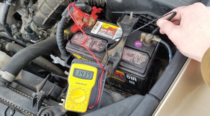 midiendo voltaje de acumulador en coche