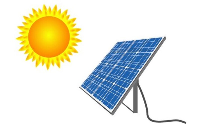 sol incidiendo en panel solar y sistema fotovoltaico
